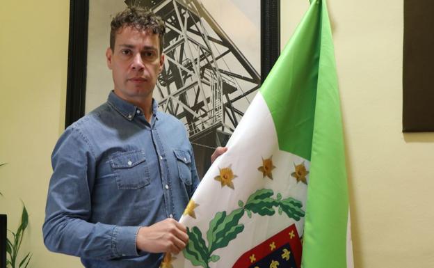 Mario Rivas, alcalde de Villablino, posa junto a la bandera del municipio.