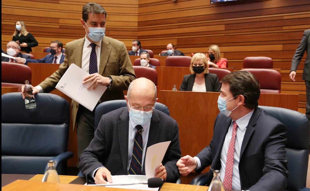 Ibáñez, Igea y Mañueco conversan minutos antes del inicio del pleno,. 