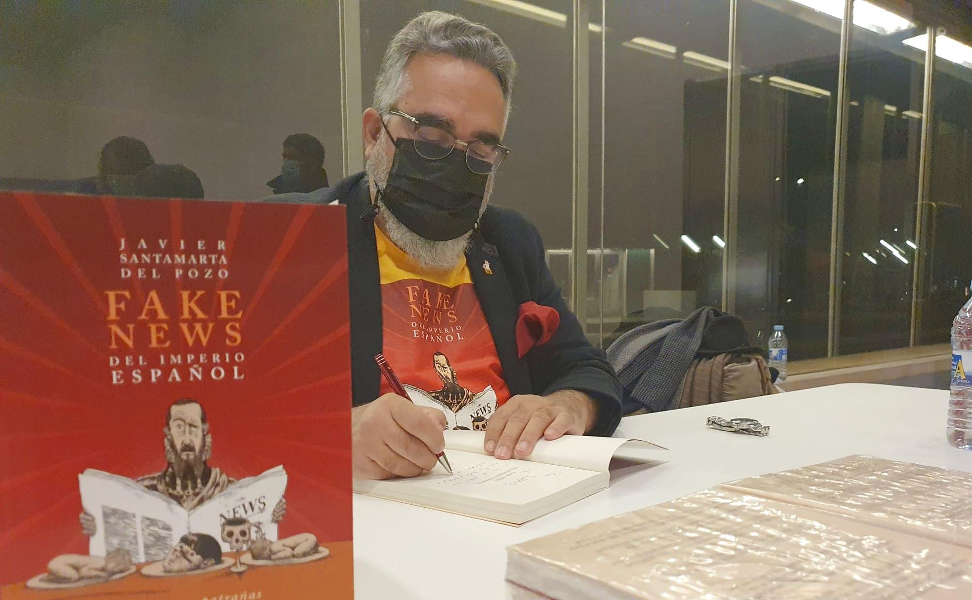 El politólogo y escritor Javier Santamarta del Pozo firmando ejemplares de su libro antes del acto.