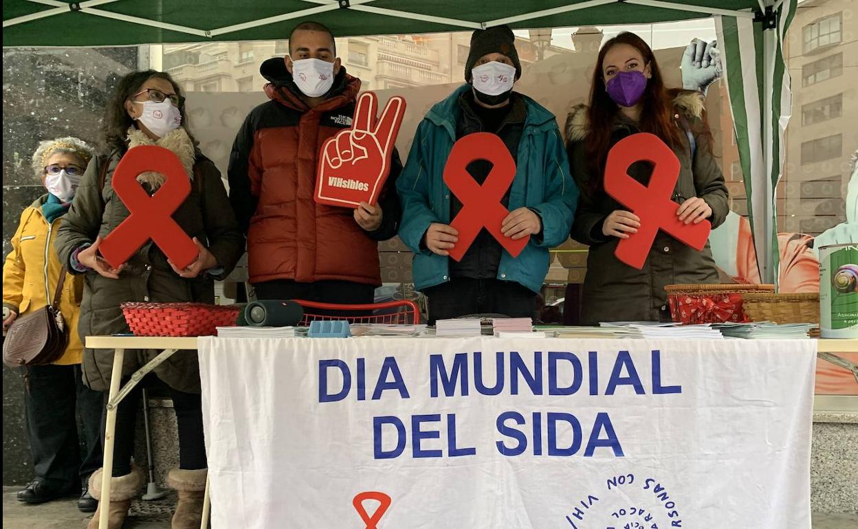 La edil de Bienestar Social (D) participó en los actos del Día Mundial del Sida en la Plaza de Lazúrtegui de Ponferrada.