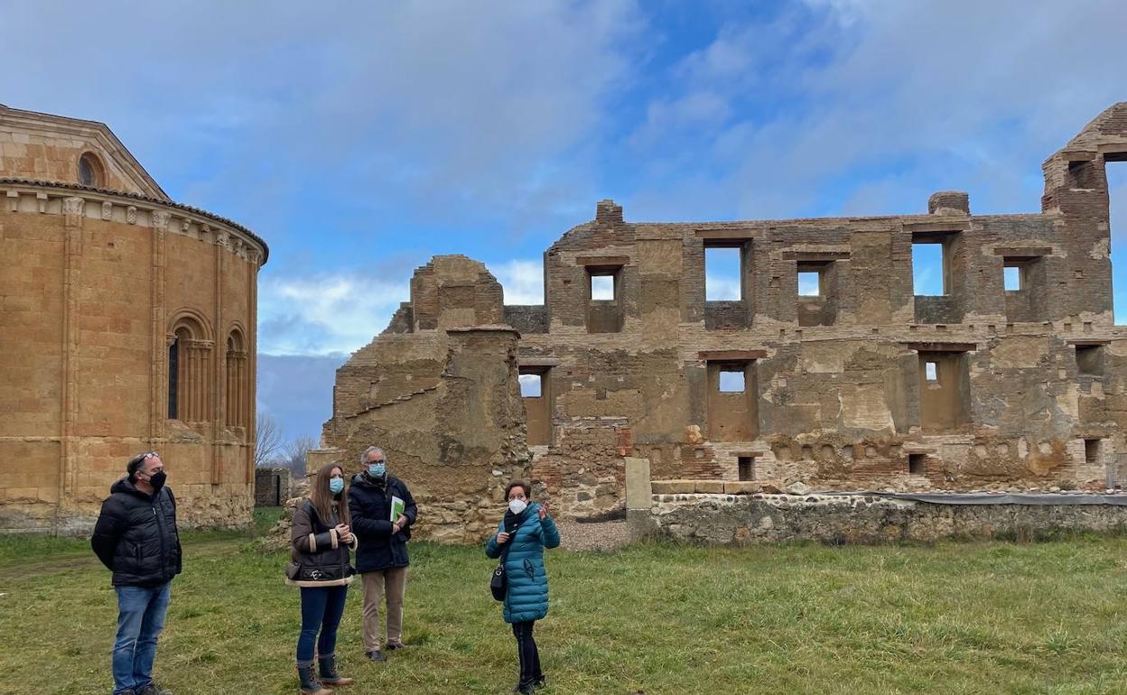 Un momento de la visita al Monasterio de Sandoval durante la firma del acta.