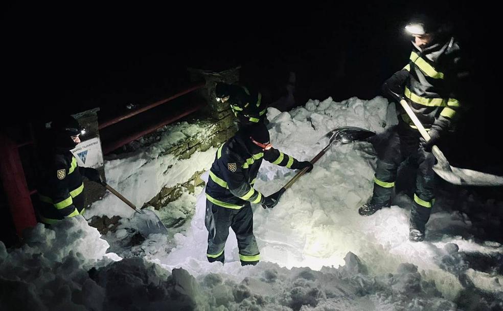 Efectivos de la UME trabajan en un simulacro por los efectos de un temporal de nieve. 