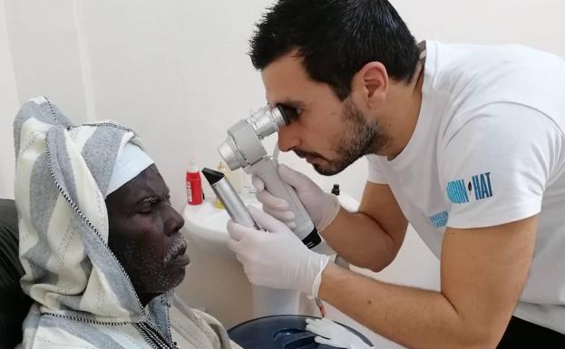 Galería. Jorge examina a un paciente durante un viaje anterior a África.