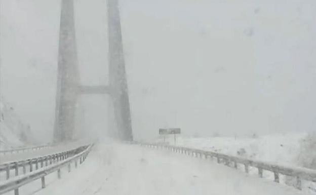 Galería. Imagen del puente Ingeniero Carlos Fernández Casado este jueves, completamente nevado. 