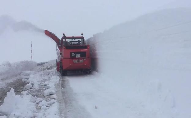 En vídeo, el alcalde de Maraña explica las dificultades que atraviesa el municipio con la nevada de hasta un metro.