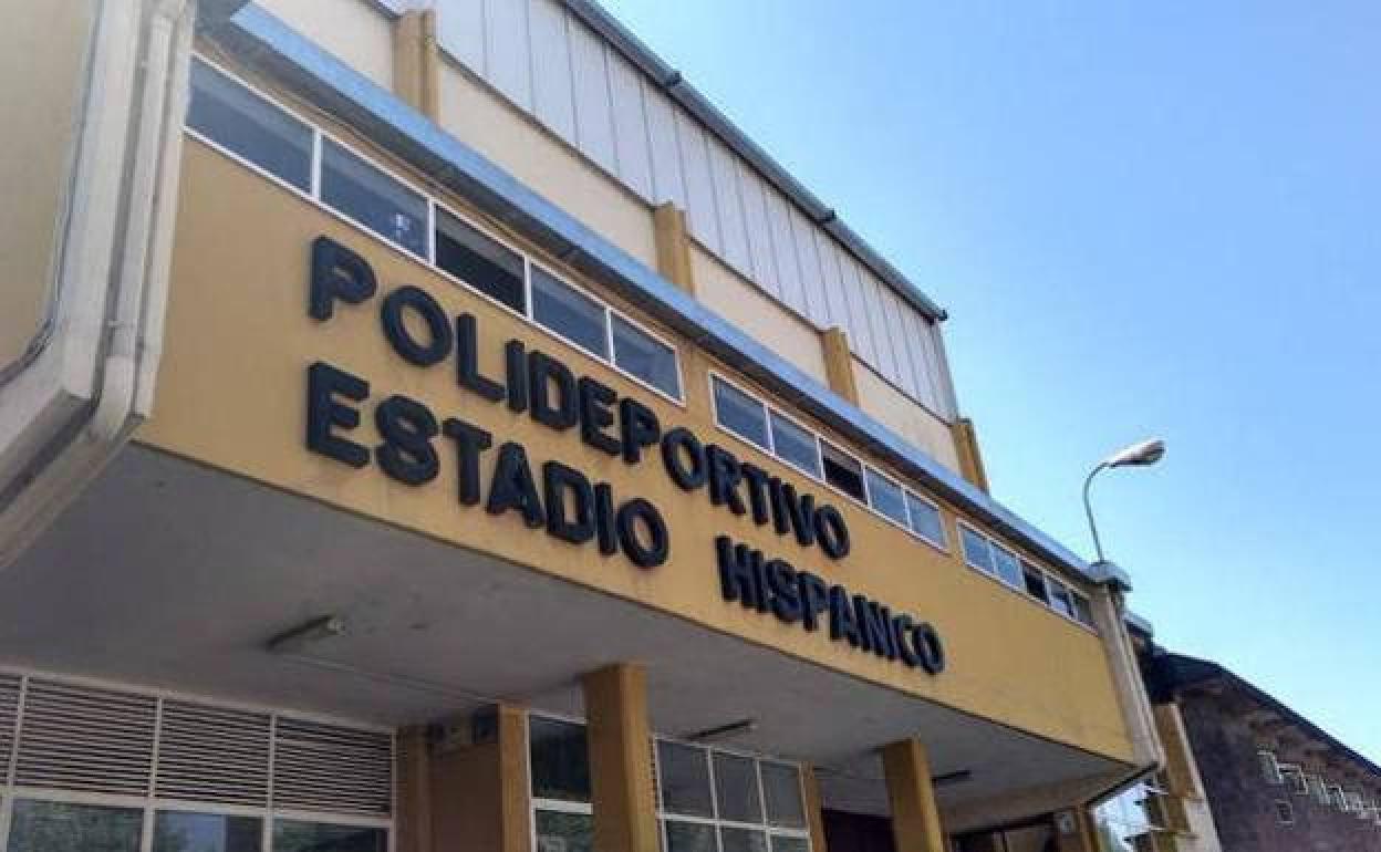 Fachada principal del Polideportivo Estadio Hispánico, del cual los liberales denuncian su falta de climatización.