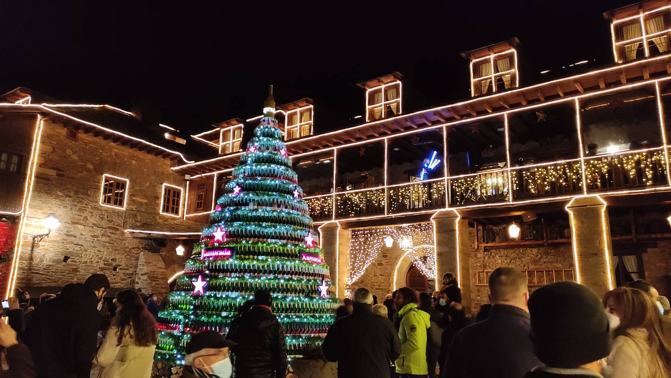 Encendido de la iluminación navideña en el Palacio de Canedo.