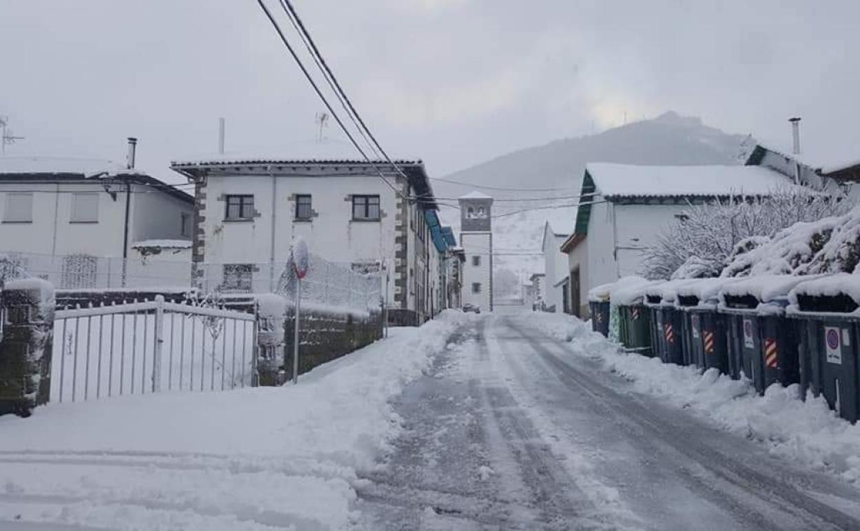 Imagen de la localidad leonesa de Villamanín durante la tormenta de las últimas horas. El riesgo de nevadas ya ha sido superado según Protección Civil. 