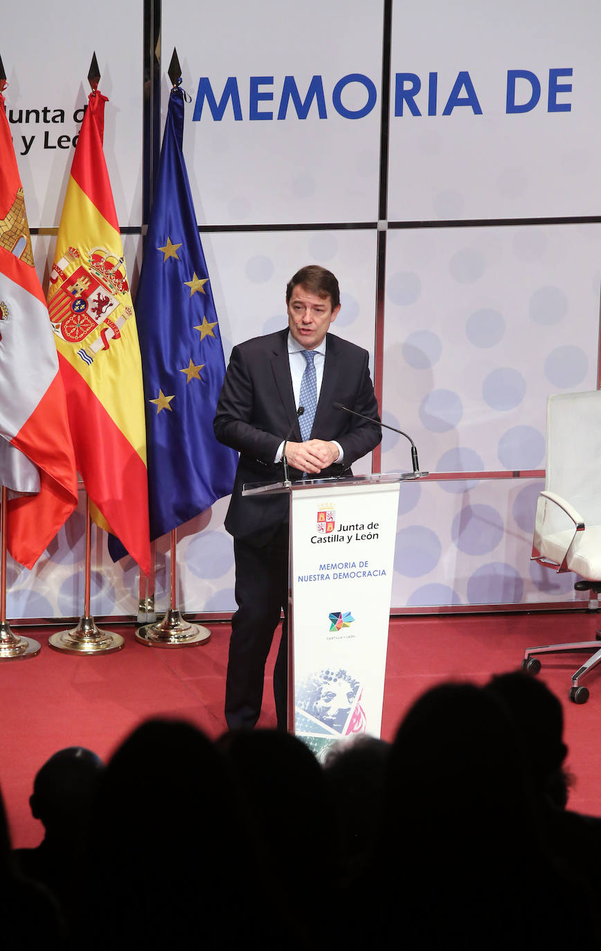 El presidente de la Junta de Castilla y León, Alfonso Fernández Mañueco, inaugura la jornada «Memoria de Nuestra Democracia» para conmemorar los 43 años de la Constitución.
