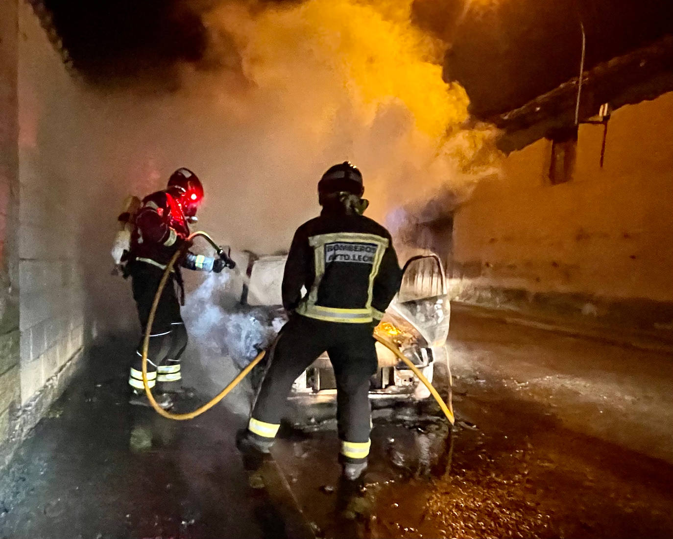 Los bomberos de León apagan las llamas de un vehículo en Villavente