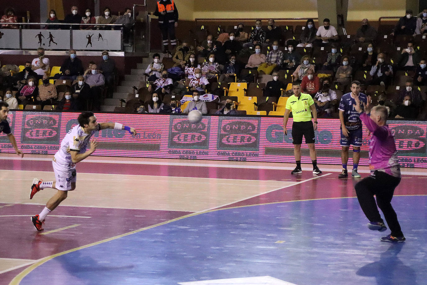 El conjunto leonés sumó una nueva derrota ante el conjunto gallego en un buen ambiente presentado por el Palacio de los Deportes