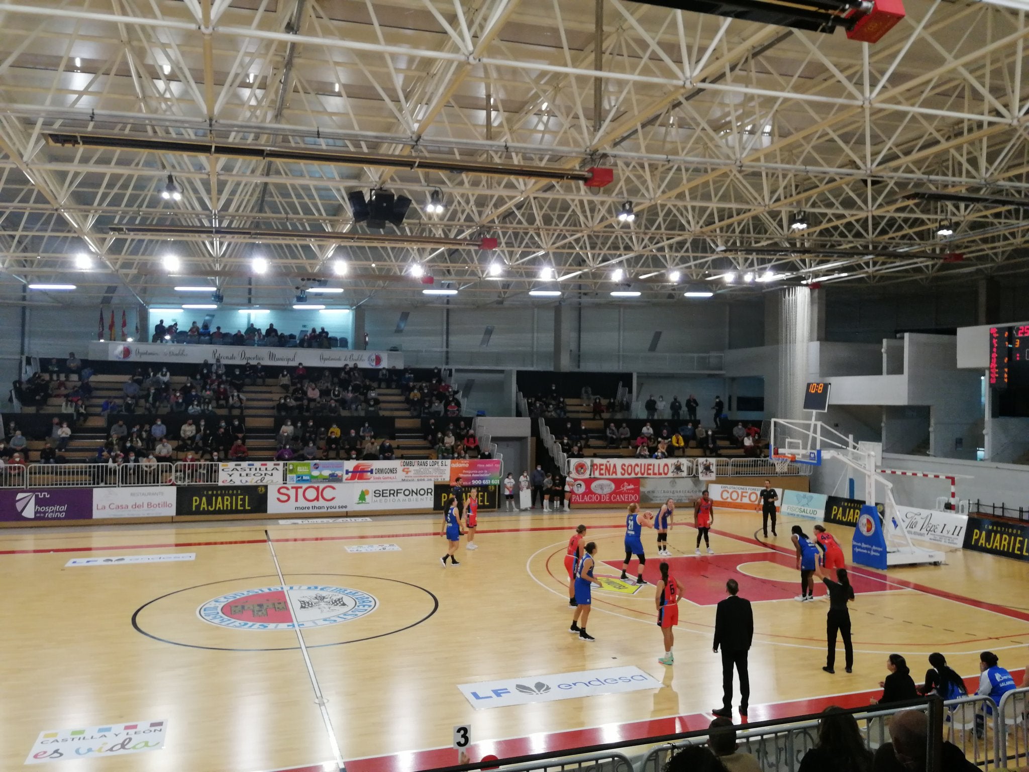 Imagen del encuentro entre Embutidos Pajariel y Perfumerías Avenida celebrado en el Bembibre Arena.