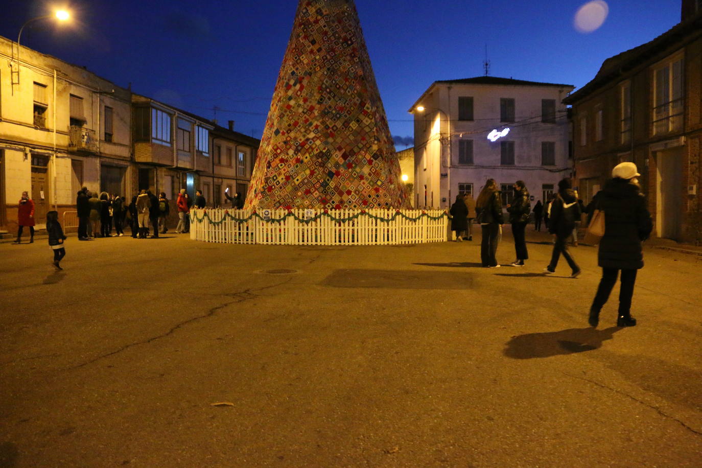 La localidad leonesa enciende su famoso árbol de Navidad realizado a ganchillo por las vecinas del pueblo.