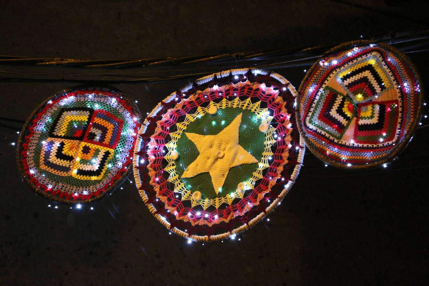 La localidad leonesa enciende su famoso árbol de Navidad realizado a ganchillo por las vecinas del pueblo.