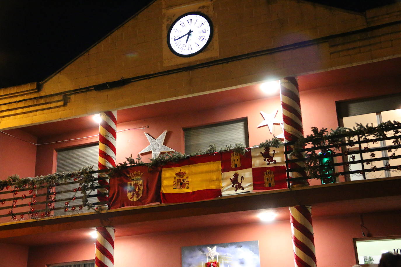 La localidad leonesa enciende su famoso árbol de Navidad realizado a ganchillo por las vecinas del pueblo.