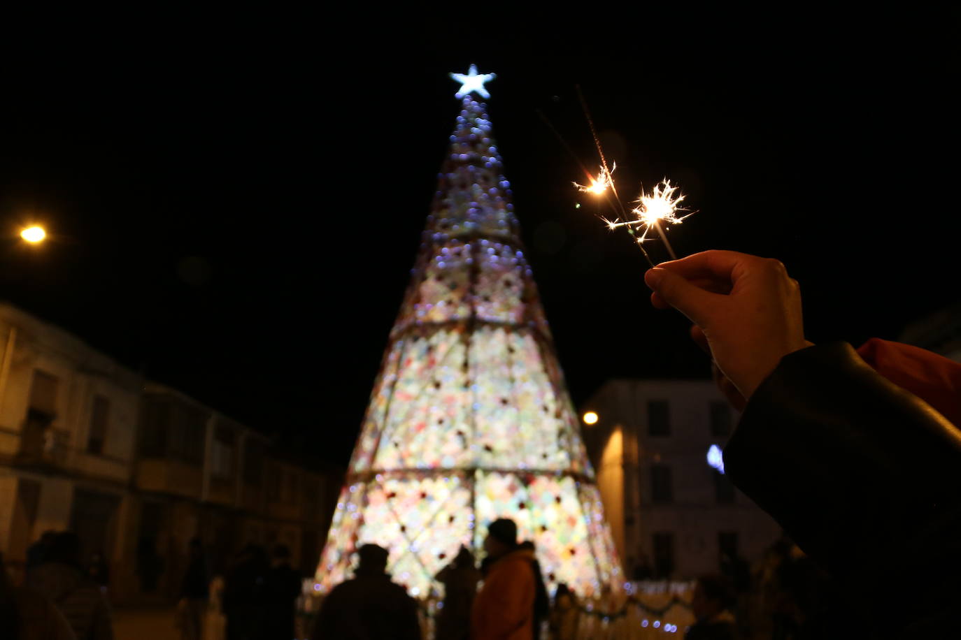 La localidad leonesa enciende su famoso árbol de Navidad realizado a ganchillo por las vecinas del pueblo.