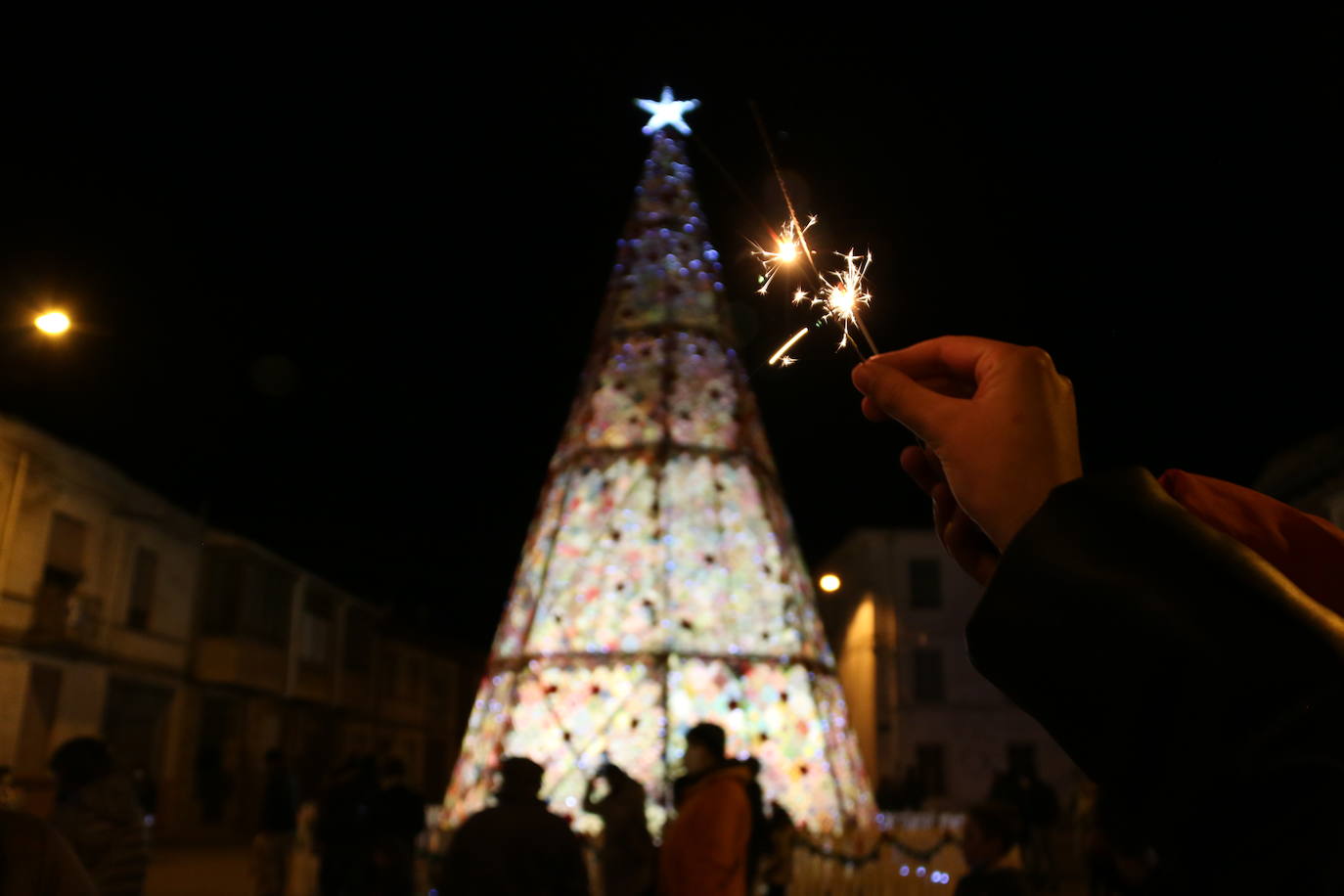 La localidad leonesa enciende su famoso árbol de Navidad realizado a ganchillo por las vecinas del pueblo.