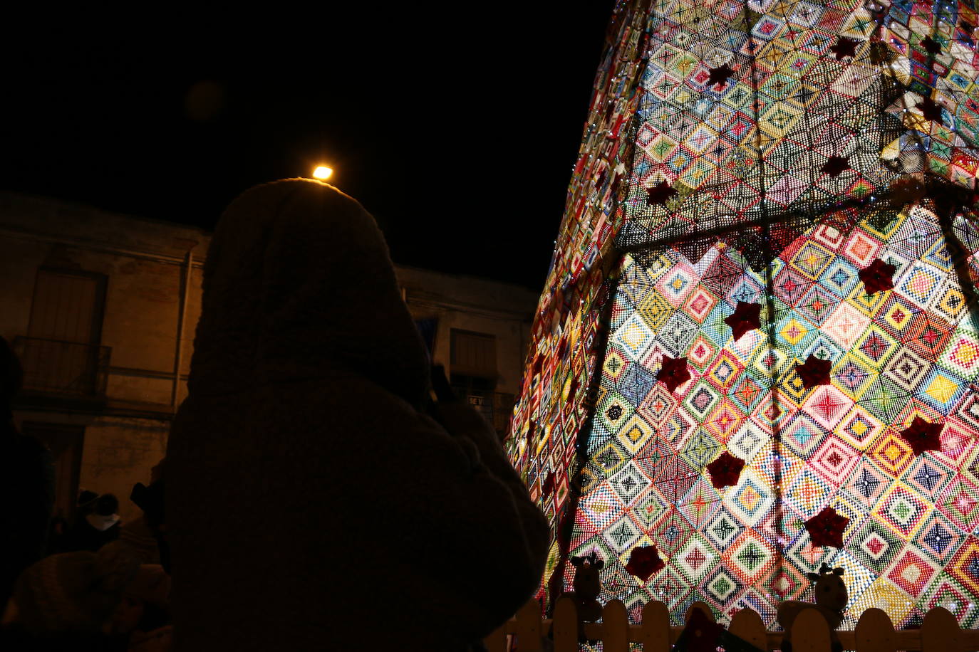 La localidad leonesa enciende su famoso árbol de Navidad realizado a ganchillo por las vecinas del pueblo.