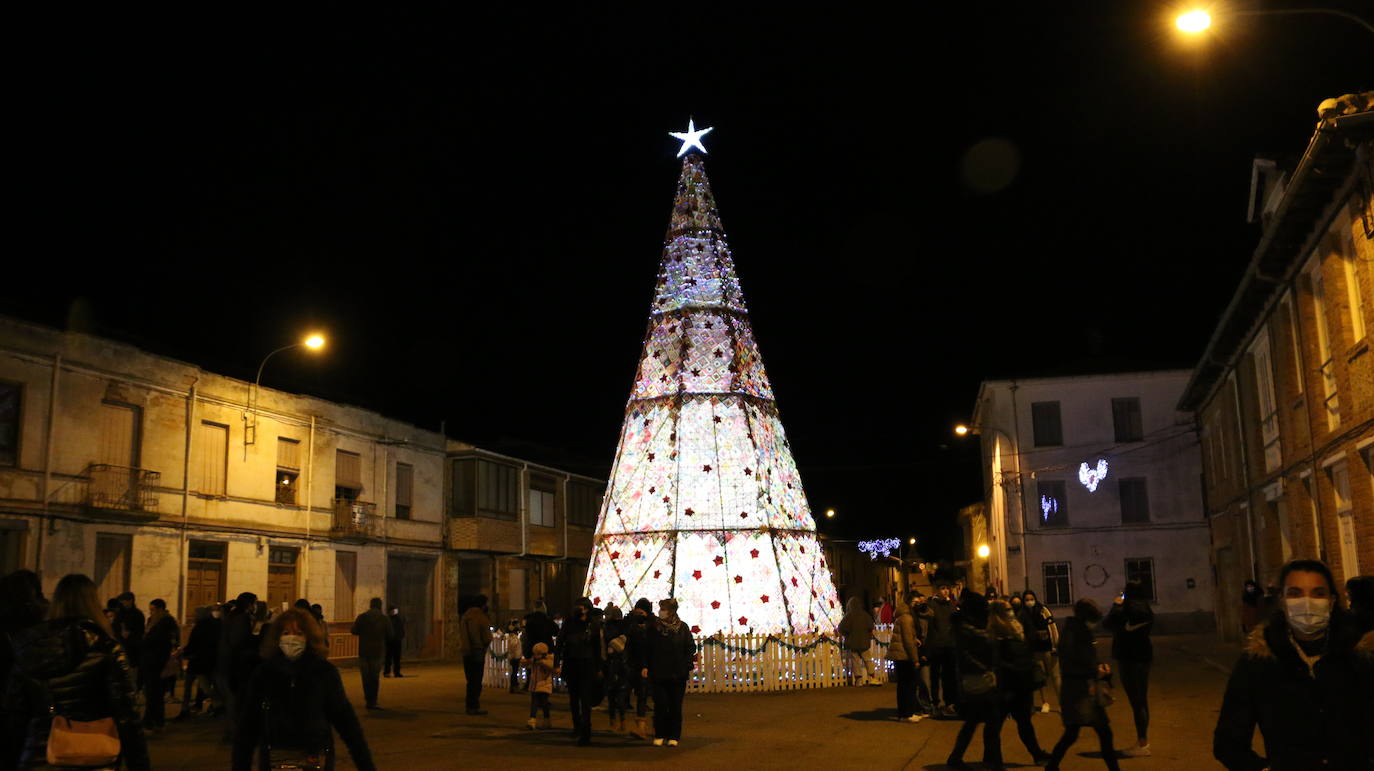 La localidad leonesa enciende su famoso árbol de Navidad realizado a ganchillo por las vecinas del pueblo.