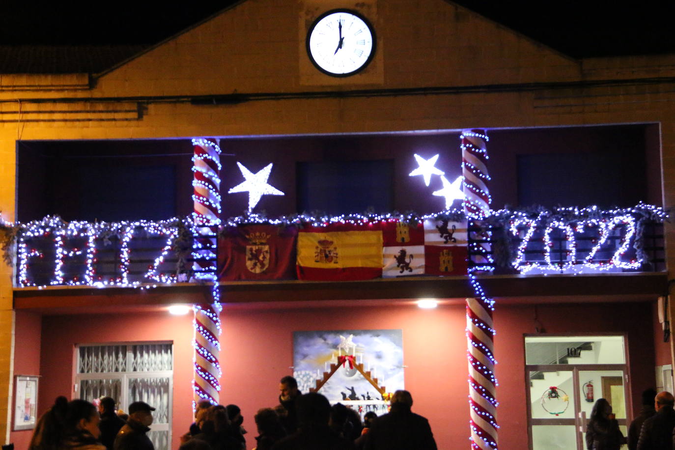 La localidad leonesa enciende su famoso árbol de Navidad realizado a ganchillo por las vecinas del pueblo.