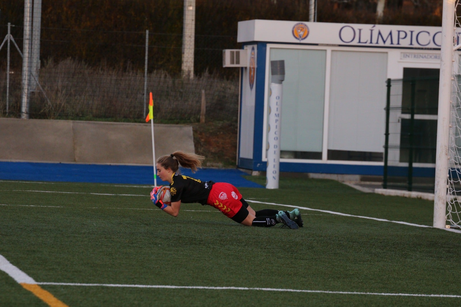 Las de Itziar Abascal sellan un empate a dos ante el líder de la categoría, el Peluquería Mixta Ferrol.