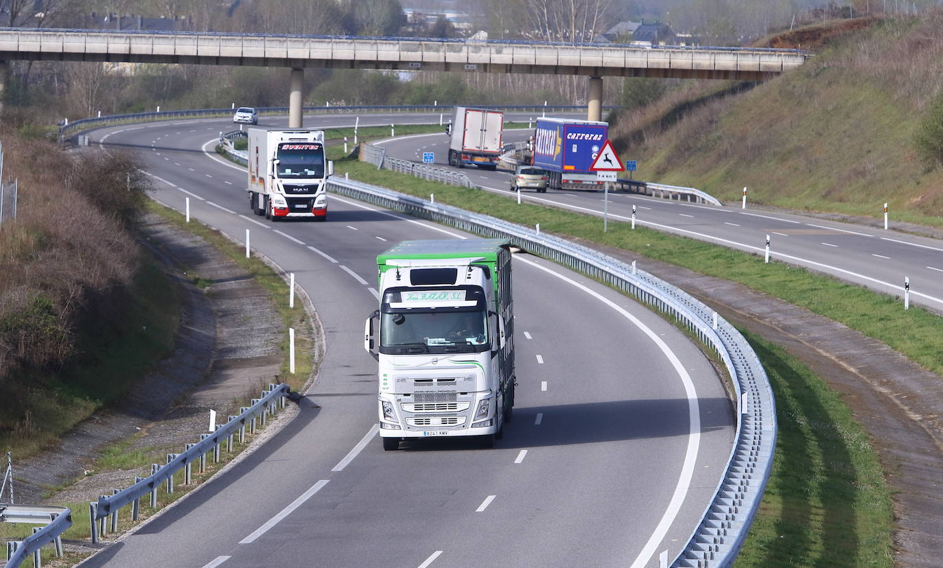 Fotos: Camiones transportan mercancías por carretera