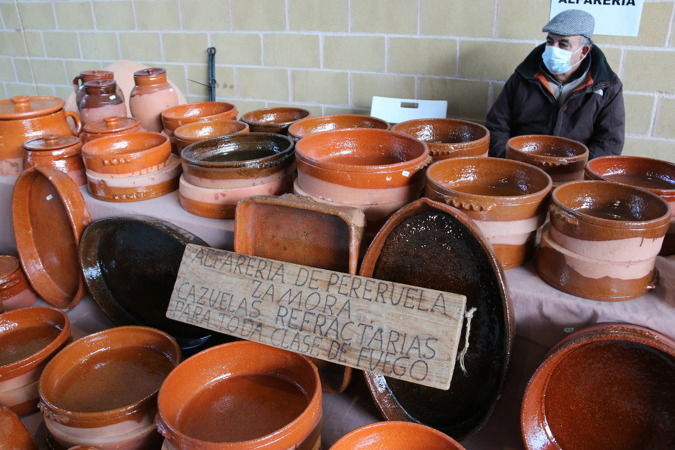 Productos artesanos leoneses se dan cita hoy en el pabellón de Sariegos. 