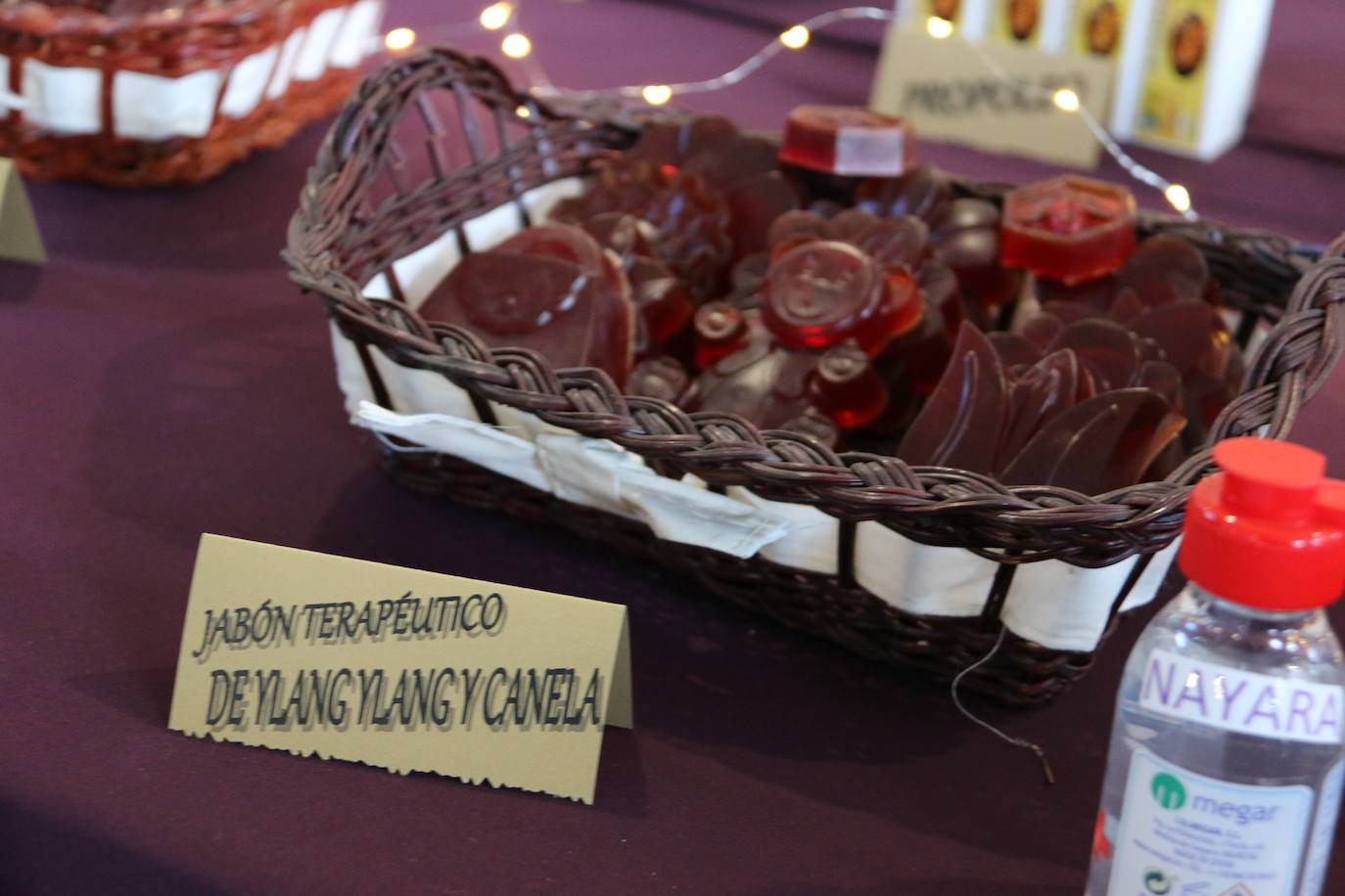Productos artesanos leoneses se dan cita hoy en el pabellón de Sariegos. 