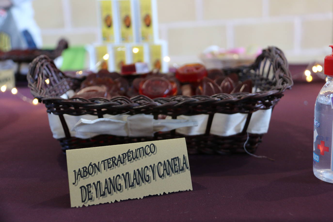Productos artesanos leoneses se dan cita hoy en el pabellón de Sariegos. 