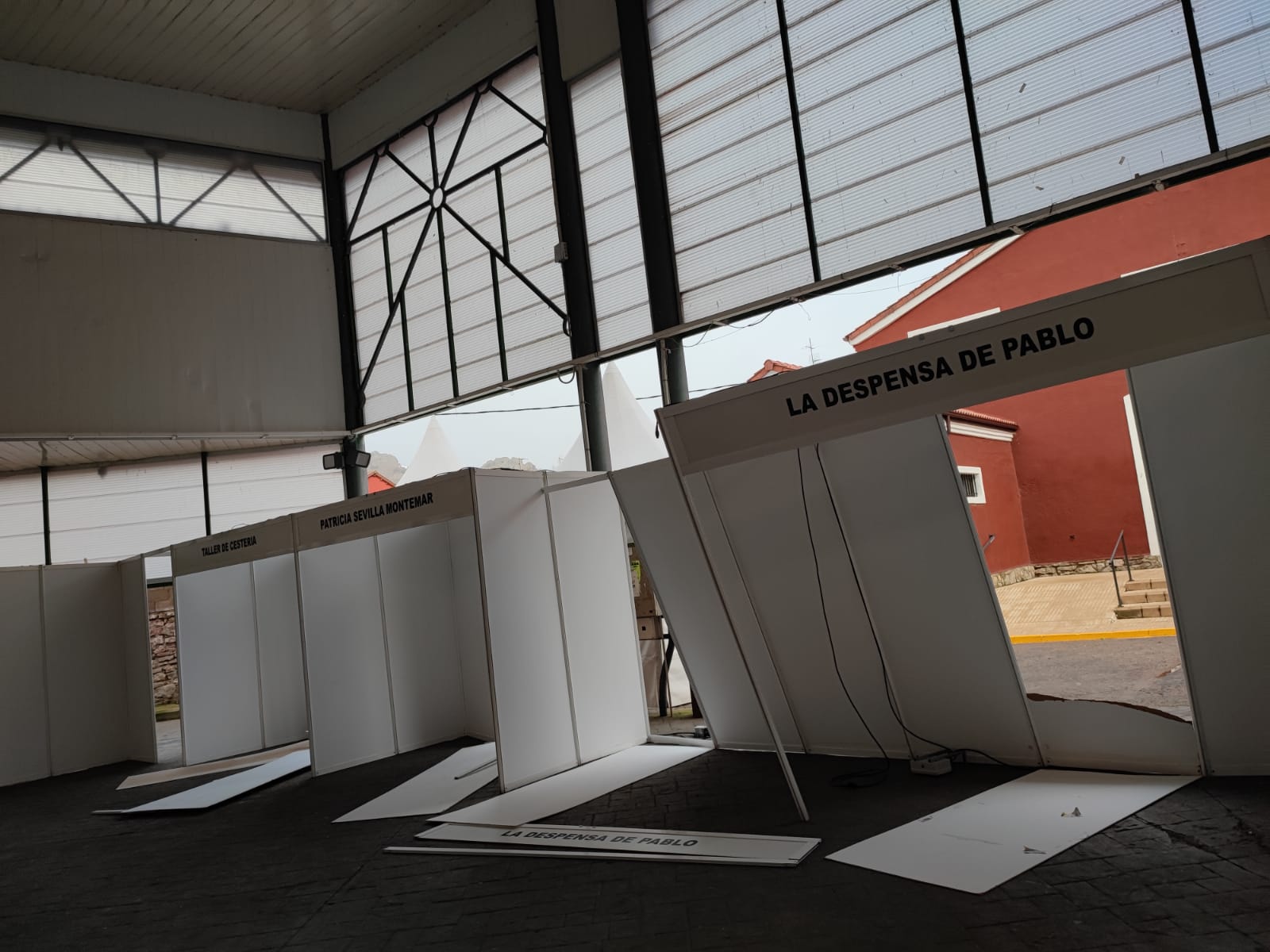 Fotos: Así amanecieron los stand de la &#039;no&#039; feria de Santa Catalina