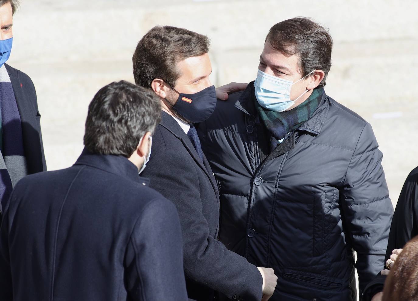 El presidente de la Junta de Castilla y León, Alfonso Fernández Mañueco, saluda la presidente del PP, Pablo Casado, en el acto conmemorativo con motivo del Día de la Constitución Española.