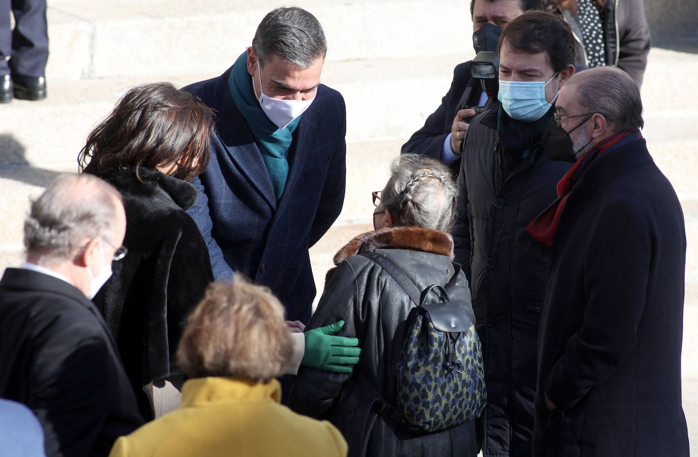 El presidente de la Junta de Castilla y León, Alfonso Fernández Mañueco, saluda la presidente del PP, Pablo Casado, en el acto conmemorativo con motivo del Día de la Constitución Española.