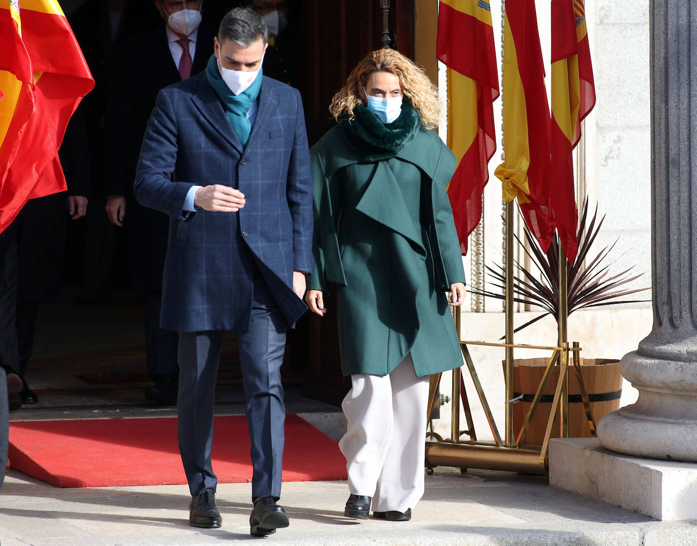 El presidente de la Junta de Castilla y León, Alfonso Fernández Mañueco, saluda la presidente del PP, Pablo Casado, en el acto conmemorativo con motivo del Día de la Constitución Española.