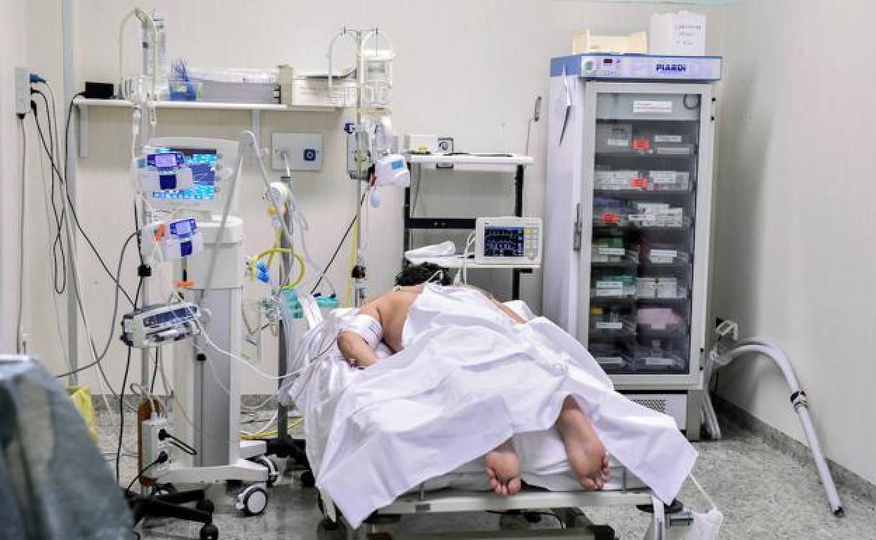 Un paciente con coronavirus en una UCI.