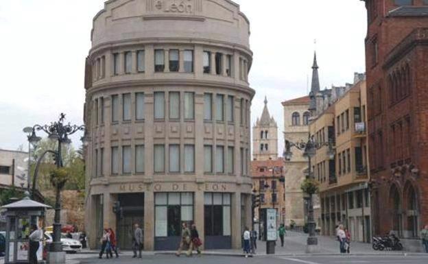 El Museo de León estudia el origen y procedencia de una fíbula que podría dar de la Edad de Bronce.