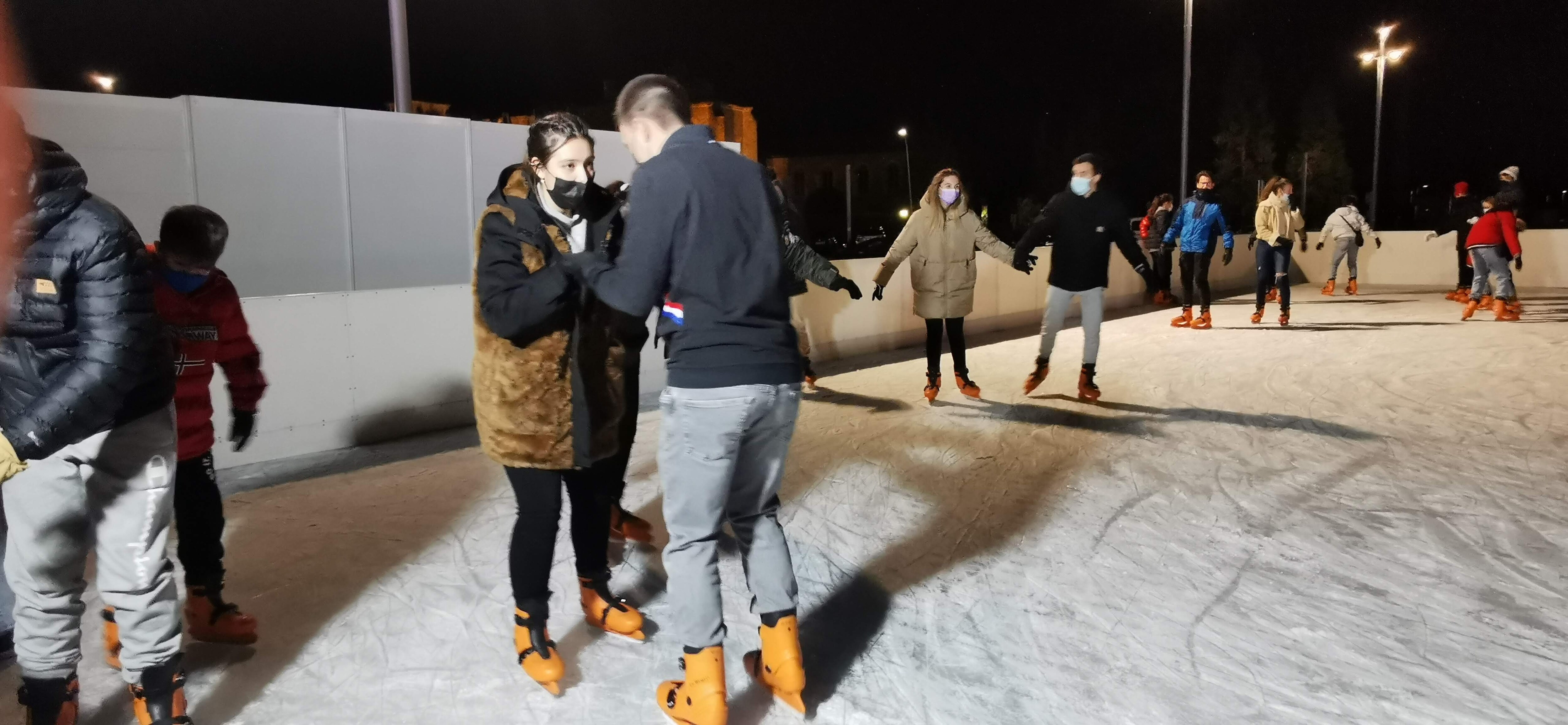 La pista de hielo se ubica en la explanada de la Junta de Castilla y León 