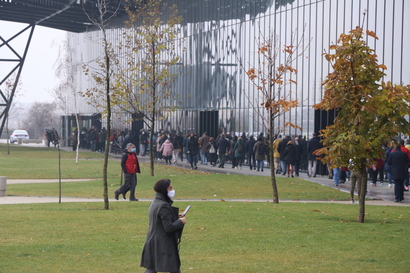 El vacunódromo abre de nuevo este martes para avanzar en la vacunación con colas rápidas tanto de mayores de 60 años como de personal sociosanitario | El día 8 la vacunación llega a internos y funcionarios de prisiones | El siguiente reto de Antención Primaria será vacunar a los niños, previsiblemente antes de navidad .
