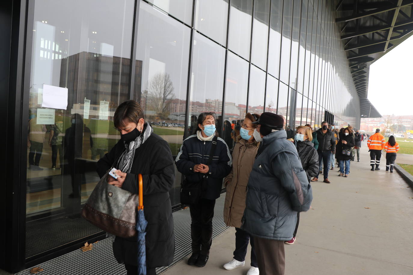 El vacunódromo abre de nuevo este martes para avanzar en la vacunación con colas rápidas tanto de mayores de 60 años como de personal sociosanitario | El día 8 la vacunación llega a internos y funcionarios de prisiones | El siguiente reto de Antención Primaria será vacunar a los niños, previsiblemente antes de navidad .