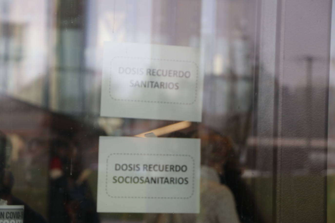 El vacunódromo abre de nuevo este martes para avanzar en la vacunación con colas rápidas tanto de mayores de 60 años como de personal sociosanitario | El día 8 la vacunación llega a internos y funcionarios de prisiones | El siguiente reto de Antención Primaria será vacunar a los niños, previsiblemente antes de navidad .