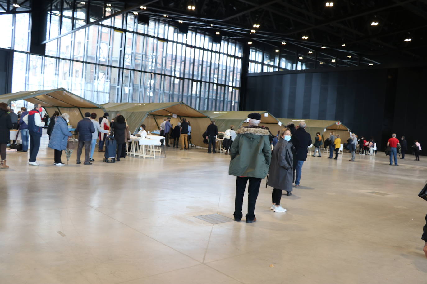 El vacunódromo abre de nuevo este martes para avanzar en la vacunación con colas rápidas tanto de mayores de 60 años como de personal sociosanitario | El día 8 la vacunación llega a internos y funcionarios de prisiones | El siguiente reto de Antención Primaria será vacunar a los niños, previsiblemente antes de navidad .