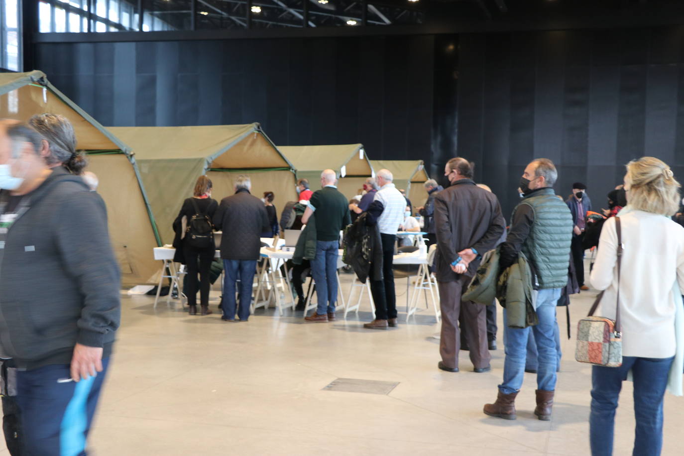 El vacunódromo abre de nuevo este martes para avanzar en la vacunación con colas rápidas tanto de mayores de 60 años como de personal sociosanitario | El día 8 la vacunación llega a internos y funcionarios de prisiones | El siguiente reto de Antención Primaria será vacunar a los niños, previsiblemente antes de navidad .