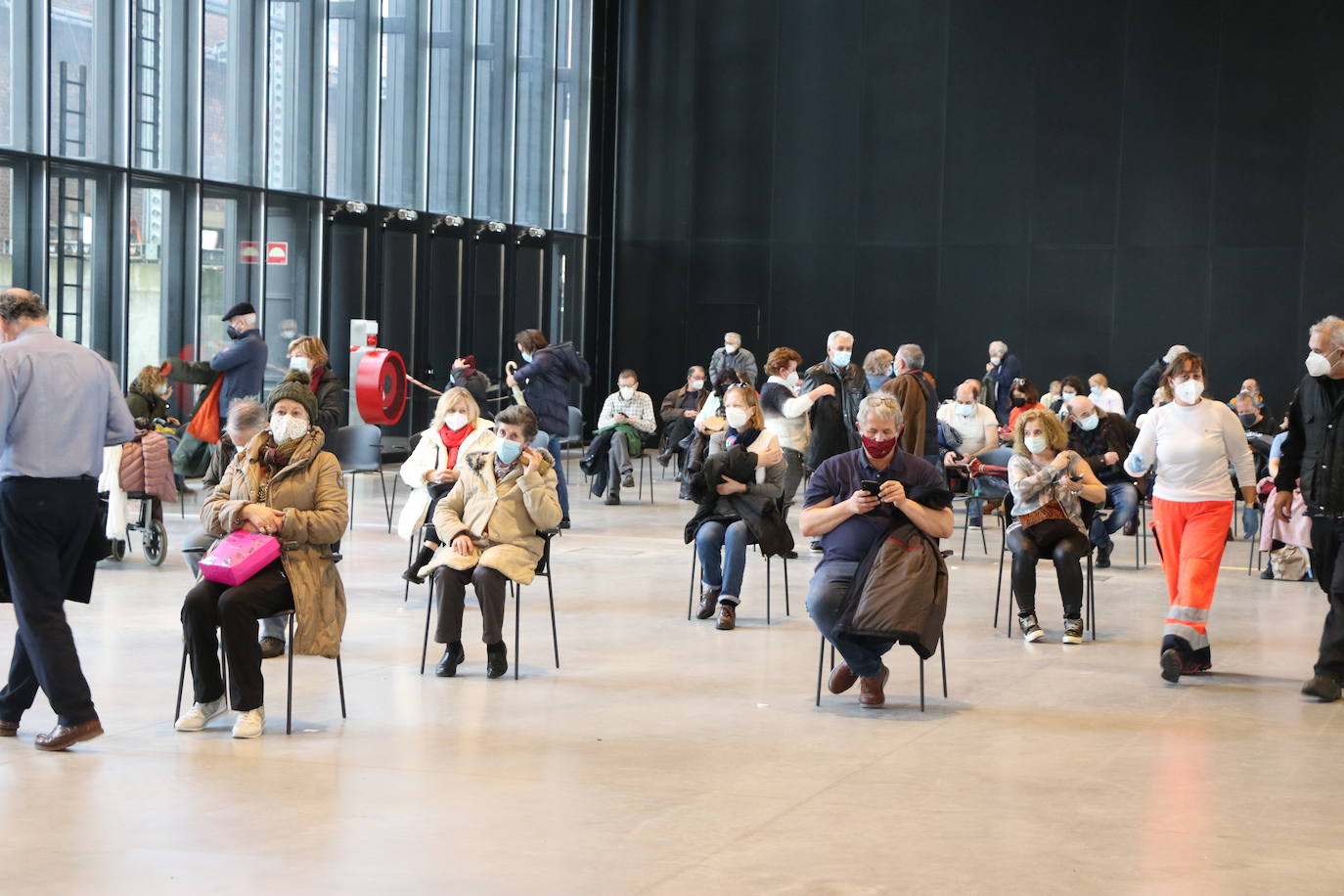 El vacunódromo abre de nuevo este martes para avanzar en la vacunación con colas rápidas tanto de mayores de 60 años como de personal sociosanitario | El día 8 la vacunación llega a internos y funcionarios de prisiones | El siguiente reto de Antención Primaria será vacunar a los niños, previsiblemente antes de navidad .