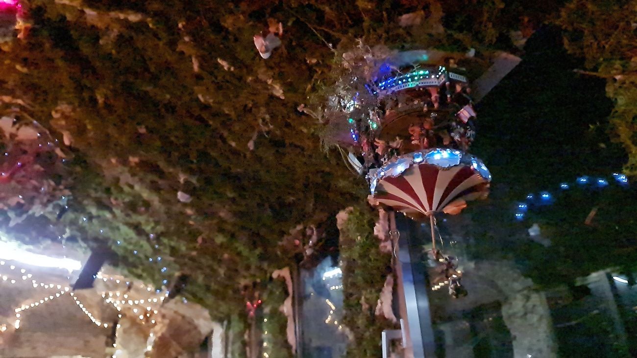 Más de 350 piezas forman este año el singular Belén de la localidad leonesa de La Mata de la Bérbula, que 'salta' de la fachada de un inmueble de la localidad al techo de una terraza | «Queremos que la gente entre y se sienta dentro de un cuento», asegura su impulsor. 