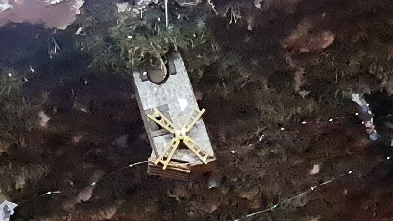 Más de 350 piezas forman este año el singular Belén de la localidad leonesa de La Mata de la Bérbula, que 'salta' de la fachada de un inmueble de la localidad al techo de una terraza | «Queremos que la gente entre y se sienta dentro de un cuento», asegura su impulsor. 