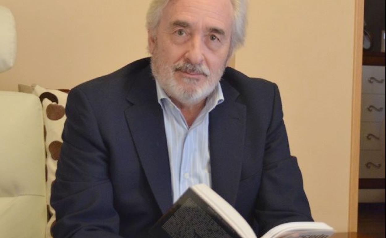 Este próximo sábado día 11 de diciembre el periodista y escritor Ángel María Fidalgo, presentará su nuevo libro 'La luz y la familia Fidalgo, una saga astorgana de periodistas'.