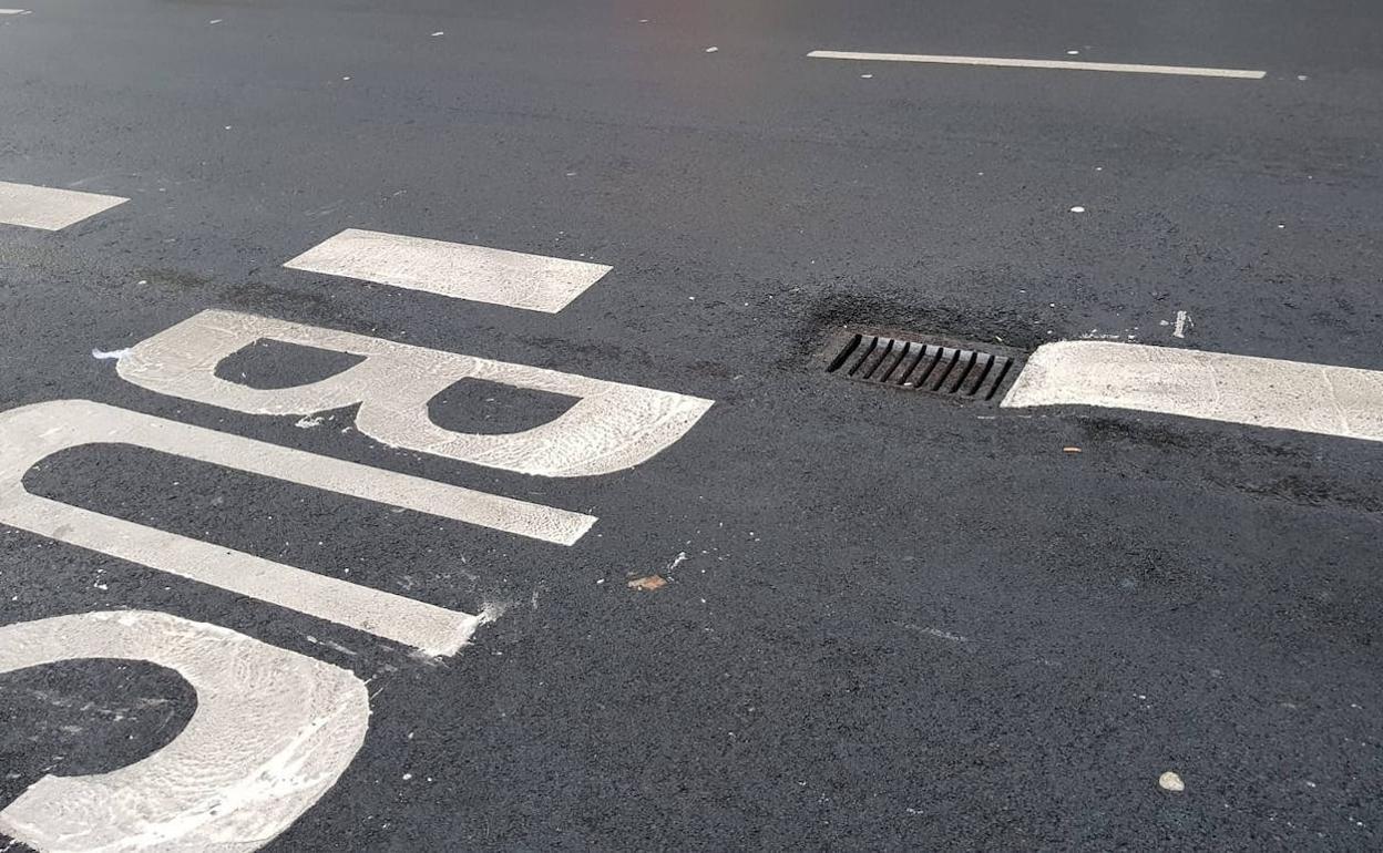 Una de las arquetas afectadas por el hundimiento tras el asfaltado de los operarios en León.