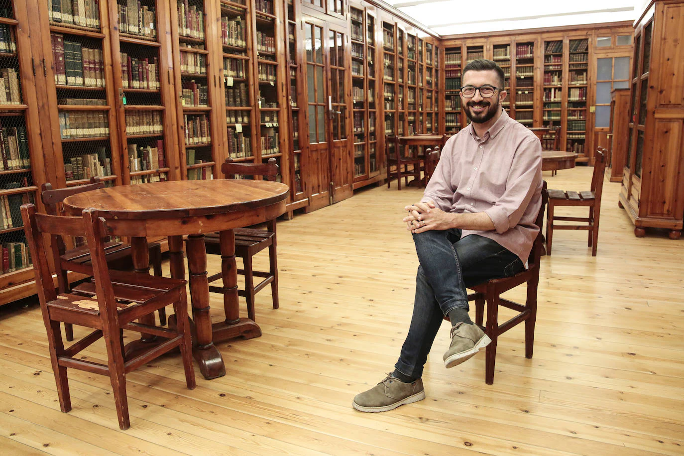 Se cumplen 100 años de la creación de la Biblioteca de Azcárate, ubicada en la Fundación Sierra Pambley de León. En la imagen, el gerente de la Fundación Sierra Pambley, Mario de la Fuente.