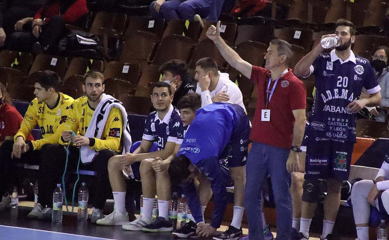 Manolo Cadenas, durante el encuentro de Liga Sacyr Asobal ante el Benidorm.