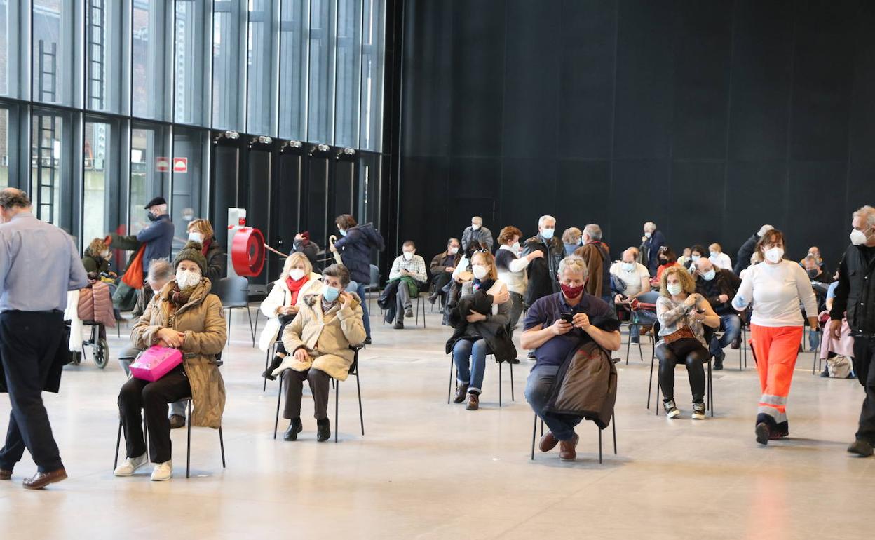 Gente esperando tras recibir su dosis en un periodo que se estima de unos 15 minutos.