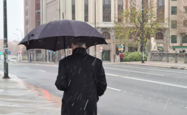 Galería. Imágenes de la nieve este miércoles cayendo sobre la capital leonesa.